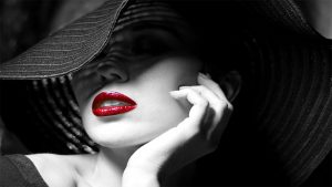 Woman-wearing-black-hat-with-red-lips