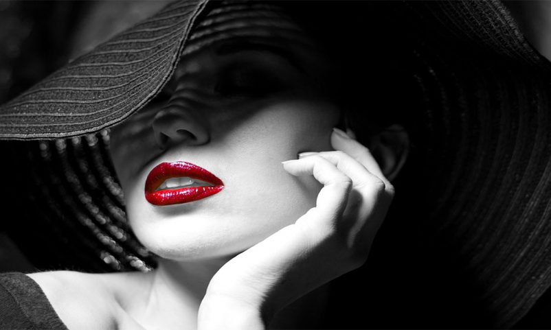 Woman-wearing-black-hat-with-red-lips