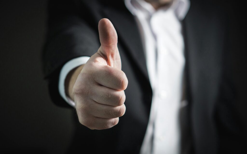 một người đàn ông giơ ngón tay cái lên